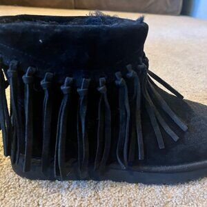 UGG Wynona Black Leather/Sheepskin Lining/Fringe Detail Ankle Boots/W8.0